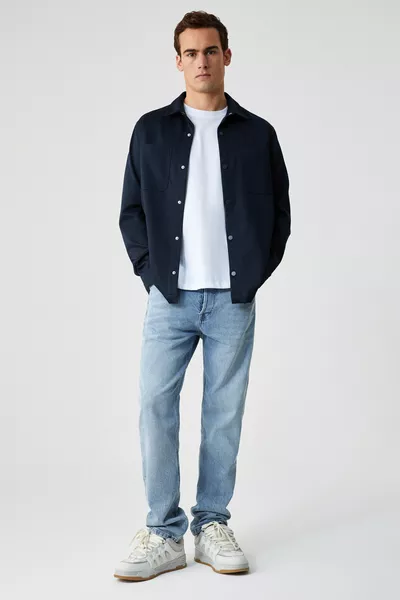 قميص رجالي كحلي بقصة معتدلة، ياقة كلاسيكية، نقش مزخرف وأزرار كبس