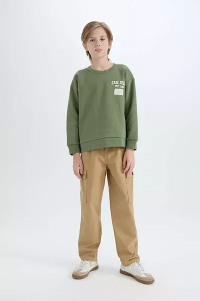 كنزة صبيانية واسعة الحجم برقبة دائرية وطبعة على الظهر WN