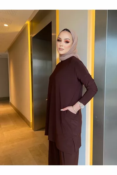 طقم مزدوج رائع بسروال ساندي مع تفاصيل الجيوب