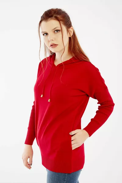 Женский свитер с красным капюшоном 