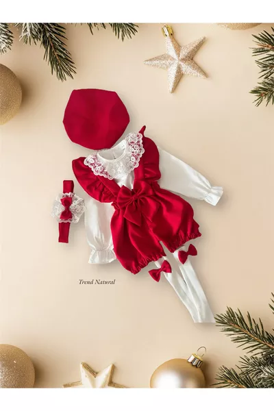 طقم بنت صغير يشمل شورت أحمر، قميص، قبعة، بندانا وجوارب