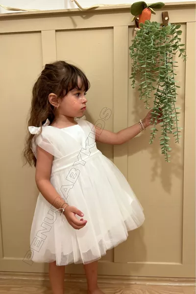 فستان بيبي للبنات من التول الأبيض مع فيونكة على الكتف - قوس