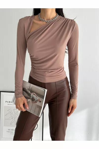 Дамска кафява блуза с V-образно деколте и двойна предна част от плат Sandy