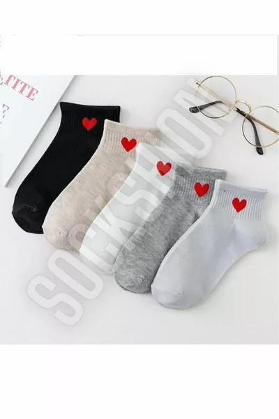 Set di Calze College a Mezza Polpaccio con Cuori da Donna - Un Tocco d'Amore al Tuo Stile