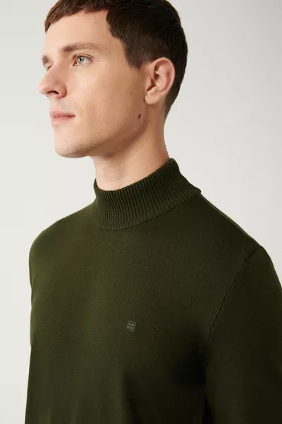 كنزة رجالية بياقة نصف سلندر، لون زيتي داكن، قماش تريكو غير قابل للتكون الوبر، مقاس عادي 