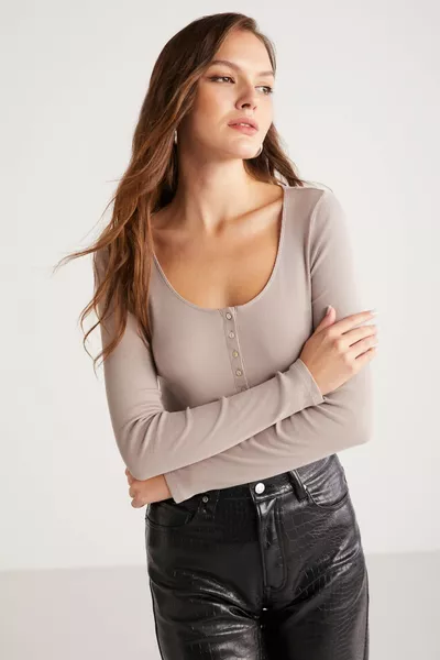 Zazana المرأة سروال قصير تبدو عميقة مستديرة ياقات زرقاء بأزرار بلوزة تعانق الجسم تماما