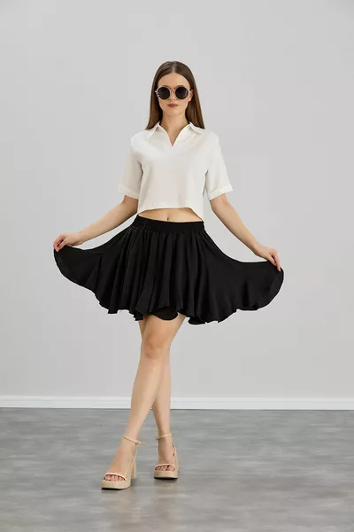 تنورة قصيرة سوداء بخصر مطاطي