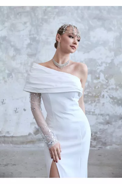 Длинное сетчатое платье на одно плечо и длинное вечернее платье с каменной детализацией модели рыбы