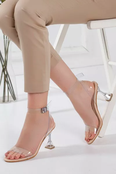 Dames naakte doorzichtige hoge hakken