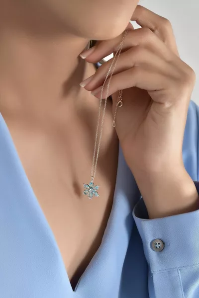 عقد زهرة الكاميليا من الفضة عيار  بحجر الأكوامارين