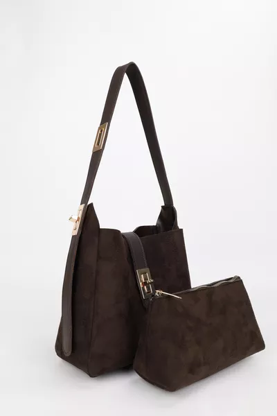 حقيبة نسائية من جلد الغزال باللون البني الداكن مع قفل ذهبي وتفاصيل إكسسوار، بحمالة قابلة للتعديل يمكن حملها باليد أو على الكتف