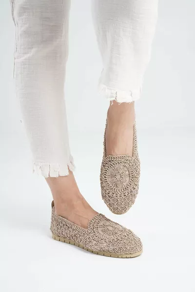 Дамски пантофи от прежда с акцент с норково цвете и плетена текстура 