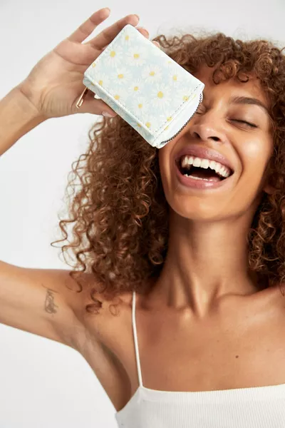 محفظة نسائية من الجلد الصناعي بطبعة أزهار الأقحوان azns