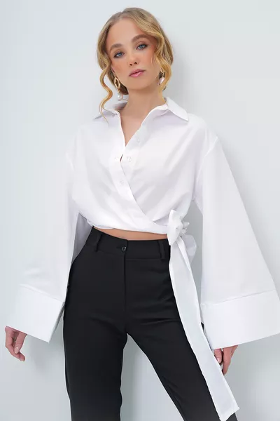 Damen Popelinehemd mit weitem weißen Manschettenärmeln und vorderer Bindung 