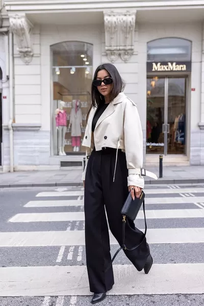 Palazzo noir à taille haute avec ceinture réglable et jambes larges