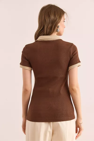 Дамска блуза с поло яка в кафяво и бежово с цветни детайли от еластичен памук 