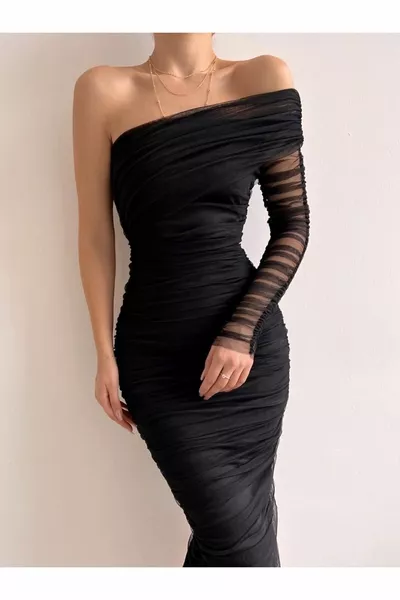 - فستان أسود من كتف واحد مع درابيه تول