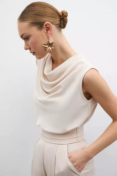 بلوزة بدون أكمام بياقة مفتوحة - بيج