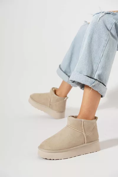 حذاء نسائي بشعاب عريضة وباطن فرو باللون البيج المخملي