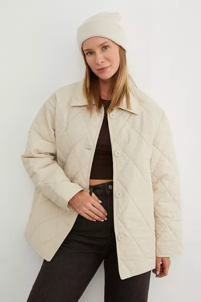 معطف كبير الحجم مزخرف بتصميم مبطن وأزرار