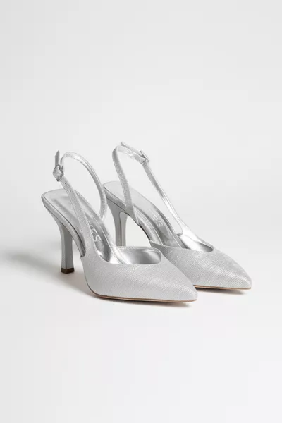 حذاء صيفي بكعب نسائي حديث بأطراف مدببة ولامعة مع إبزيم وفضي لامع