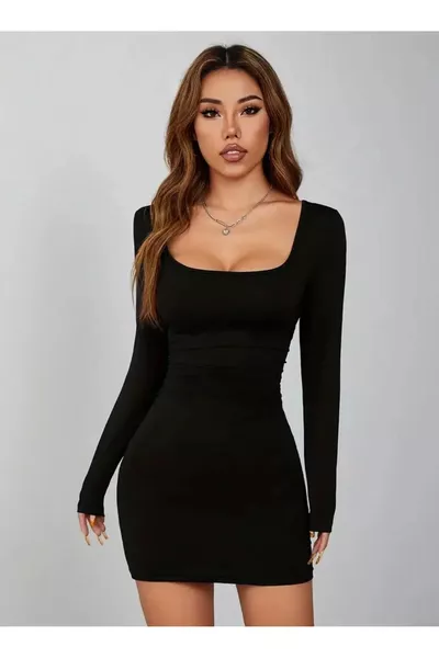 فستان قصير أسود بأكمام طويلة وياقة مربعة من القماش المطاطي