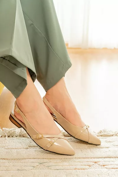 حذاء بابلي بيج من الجلد (كعب 2 سم) مدبب