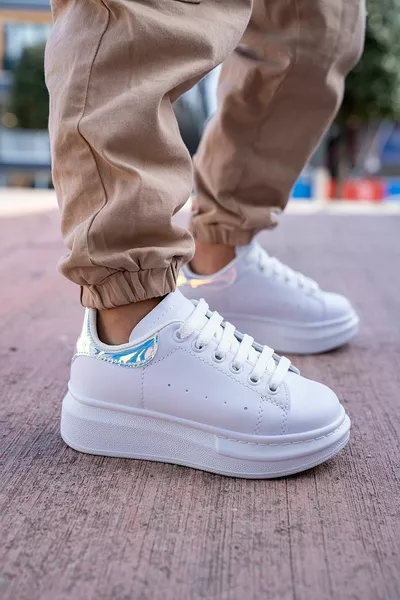 حذاء رياضي للبنات باللون الأبيض مع تأثير الهولوغرام ونعل سميك مريح