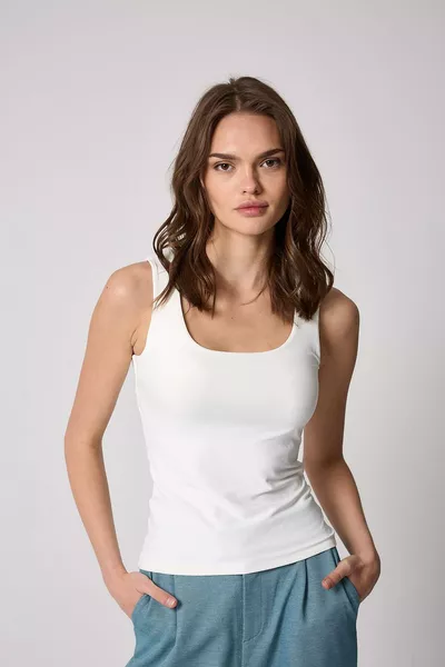 قميص رياضي نسائي أبيض ضيق من الليكرا بحمالات عريضة - 