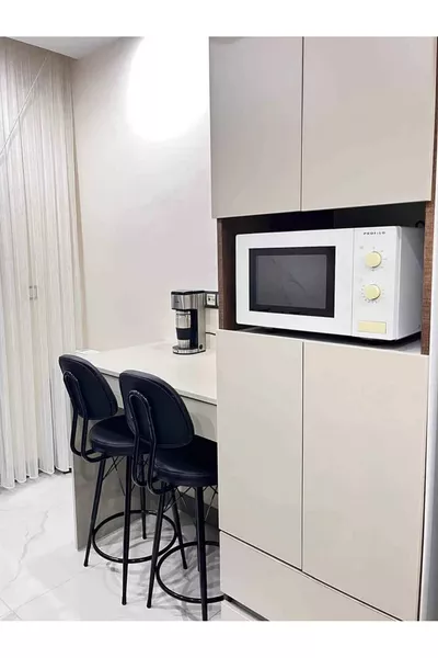 كرسي دولشي بار  سم أسود. مناسب للطاولات والجزر بين  و  سم