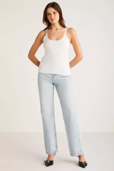 تي شيرت نسائي أبيض من باري، بقصة عادية، قماش قطن، بتفاصيل دانتيل، بأشرطة رفيعة وياقة مفتوحة