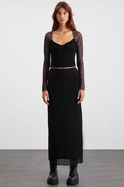 تنورة نسائية بيلا بطول ماكسي، ضيقة عند الخصر مع رباط مطاطي، مصنوعة من التول، بنقش باتيك باللون الأسود