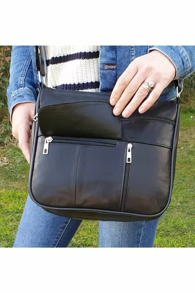 حقيبة سوداء بحمالة كتف جلدية أصيلة