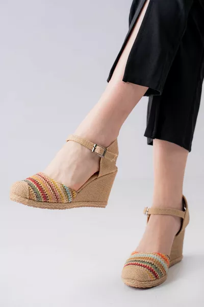 حذاء من القش متعدد الألوان باللون الأصفر الخردلي