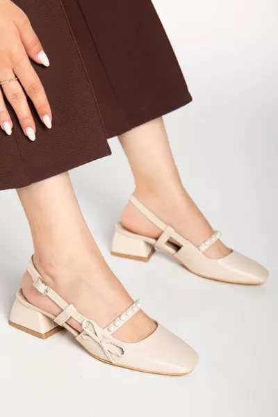 حذاء نسائي يومي بكعب بلون بيج مع تفاصيل شريط اللؤلؤ الصغيرة من CEYLY