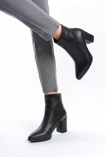 حذاء نسائي قصير أسود بأصبع مدبب