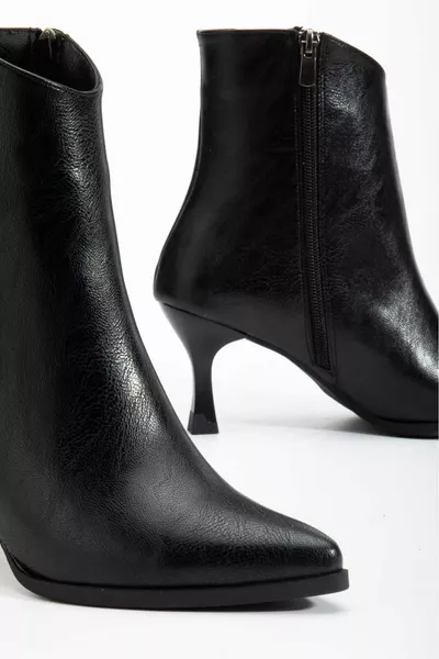 حذاء نسائي بكعب جلد أسود من ميرّا بأصابع مدببة