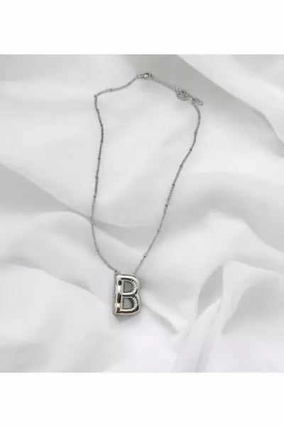 قلادة حرف B باللون الفضي من الفولاذ  L