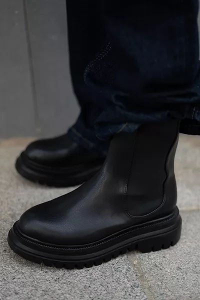 حذاء نسائي يومي بقاعدة سميكة وجوانب مطاطية، لون أسود، موديل بيكيرا