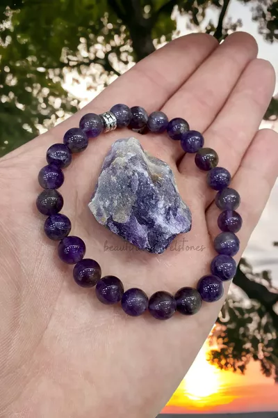 سوار حجر الأميثيست الطبيعي (مع هدية حجر طبيعي) (طاقة إيجابية، حماية من العين، فرح الحياة)