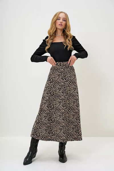 تنورة طويلة نسائية بنقشة الفهد، مربوطة عند الخصر، من الجلد المخملي بنقشة الفهد 