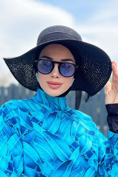 قبعة قش بتفاصيل شريط باللون الأسود 