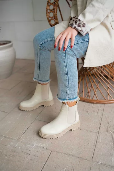 تيفاني حذاء نسائي من الجلد الطبيعي بلون الكريمي بحزام مطاطي