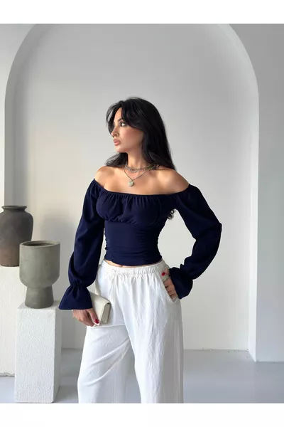 بلوزة نسائية بأكمام بالون مع تفاصيل كشكش و ياقة قارب، مصنوعة من كريب