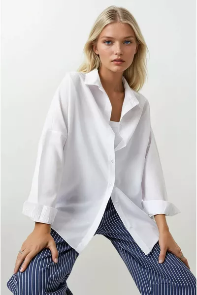 قميص نسائي أبيض طويل بأكمام واسعة أساسي 