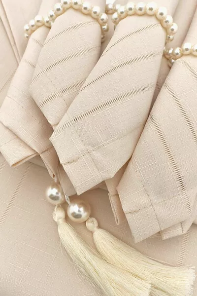 Скатерть Colber бежевого цвета с набором для сервировки стола