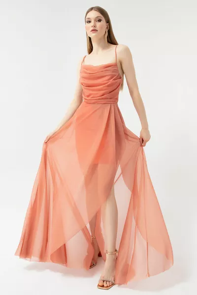 المرأة سمك السلمون الصدر رايات انتفخ بريق مساء اللباس