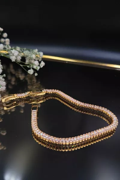 سوار ذهبي من الفولاذ L المقاوم للصدأ مزين بأحجار زركون باجيت على شكل طريق المائي