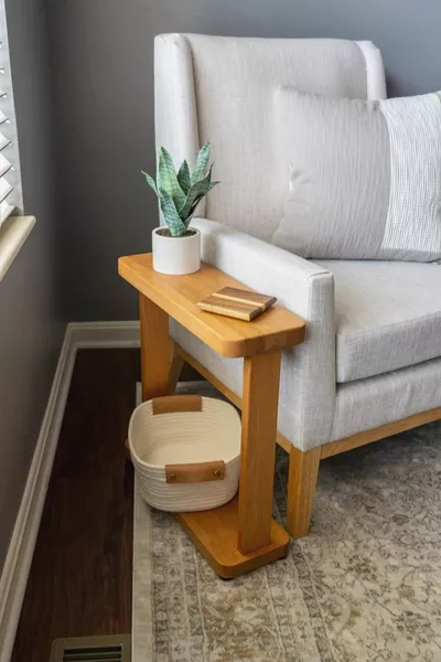 Деревянный боковой столик, двухуровневый массивный столик 