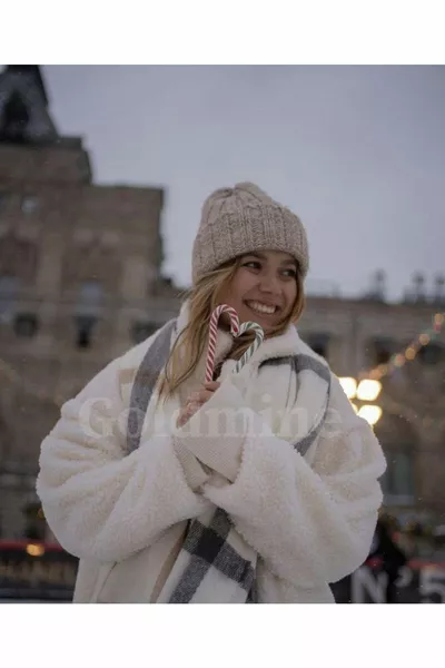 المرأة الأبيض منقوشة وشاح سميك